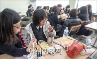 [포토]급식중단, 도시락 먹는 학생들