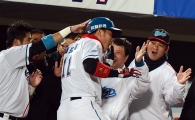 [포토] 솔로홈런 축하받는 린홍위