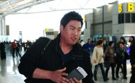 [포토] 출국하는 류현진 '잘 다녀오겠습니다'