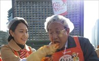 [포토]"김치 맛 좋네~"