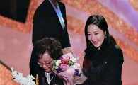 [포토]엄지원 "김수현 작가님 '은관문화훈장 수훈' 축하드려요"