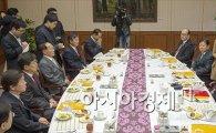 [포토]대기업CEO와 경제현황 의견 나누는 김중수 총재