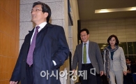 [포토]토론회장 들어서는 문재인 캠프