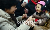 [포토]아이와 인사하는 박근혜 후보