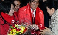 [포토]꽃다발과 장갑 선물 받는 박근혜 대선 후보