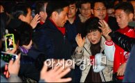 [포토]박근혜 후보, '손잡기가 무서워'