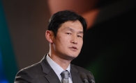 [포토] 감독상 최용수 감독 '이 영광을 가족과 함께 누리고 싶네요'