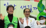 [포토]아이들과 함께하는 이승한 홈플러스 회장과 노정일 병원장