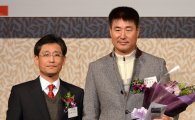 [포토] 정명원 두산 코치 '2012년 최고의 코치'