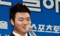 [포토] 올해의 선수상 박병호 '트로피에 키스!'