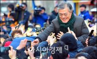 文, 3차 '광화문 대첩' 유세…역전 드라마 발판 마련할까