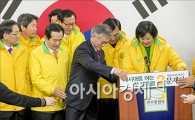 [포토]단상 직접 치우는 문재인 후보