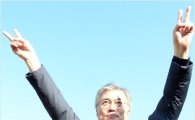 [포토]인사하는 문재인