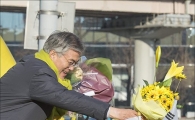 [포토]지지자들에게 꽃다발 나눠주는 문재인