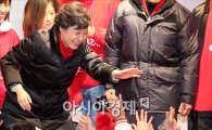 [포토]지지자들과 손 맞추는 박근혜 후보