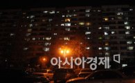 [포토]개표방송으로 불밝힌 아파트 