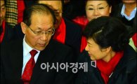 [포토]대화중인 박근혜 후보-황우여 대표