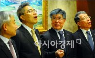 [포토]시중은행장들과 대화중인 김중수 한은 총재