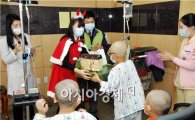 화순전남대병원 ‘러브 산타’행사 … 환아 편지글대로 선물 전달
