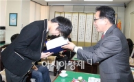 [포토]광주시 동구청, 성적 우수 학생에게 장학금 전달 