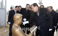 [포토]김대중 전 대통령  동상 둘러보는 박준영 전남지사
