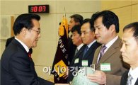 [포토]박준영 전남지사, 으뜸 장인상 수여 