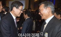 [포토]중소기업인과 신년인사 나누는 김황식 총리
