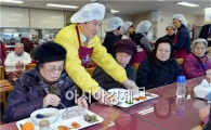 [포토]강운태 광주시장 어르신들에게 급식봉사