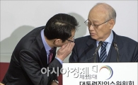 [포토]의견 나누는 김용준·윤창중