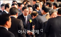 [포토]인사하는 김황식 총리