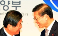 [포토]악수하며 인사 나누는 김황식 국무총리