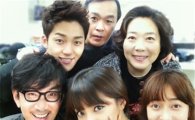 김진우, 진짜 '가족의 탄생'? 다정한 단체컷 눈길