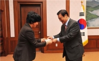 姜의장, 韓赤에 적십자특별회비 전달