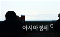 [포토]안개 낀 북한 바라보는 시민들