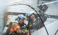 [포토]충무로 화재 속 소방대원들