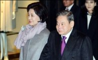 [포토]이건희 회장, 부인 홍라희 손 꼭 잡고