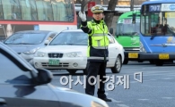 [포토]수신호로 도로정리 