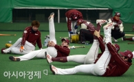 [포토] 마무리 운동도 중요합니다 '쭉쭉'