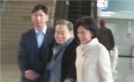 '사장단 신년 만찬' 마친 이건희 회장…하와이行