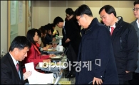 [포토]줄지어 선 변호사 유권자들