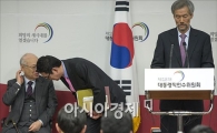[포토]기자회견 도중 이야기 나누는 김용준·윤창중