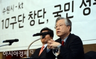 [포토] 취재진 질문에 답하는 이석채 회장