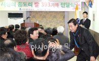 [포토]주민들과 악수하는 최영호 광주시 남구청장 