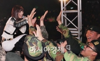 [포토]나인뮤지스 은지, 군인팬들과 신나는 하이파이브