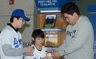 [포토] 사인 선물하는 류현진 '소중하게 간직하렴'