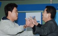[포토] 류현진 '아빠, 쑥쓰럽게 왜 이래요~'