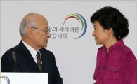 [포토]마주보는 박근혜 당선인, 김용준 총리 지명자