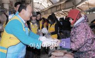 [포토]김충석 여수시장, 떡국 봉사활동 나서