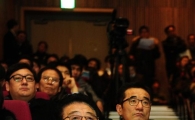 [포토]'계단에 앉아서라도 들어야지'