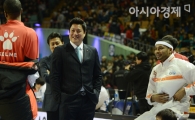[포토] 문경은 감독 '오늘 경기 잘해보자~'